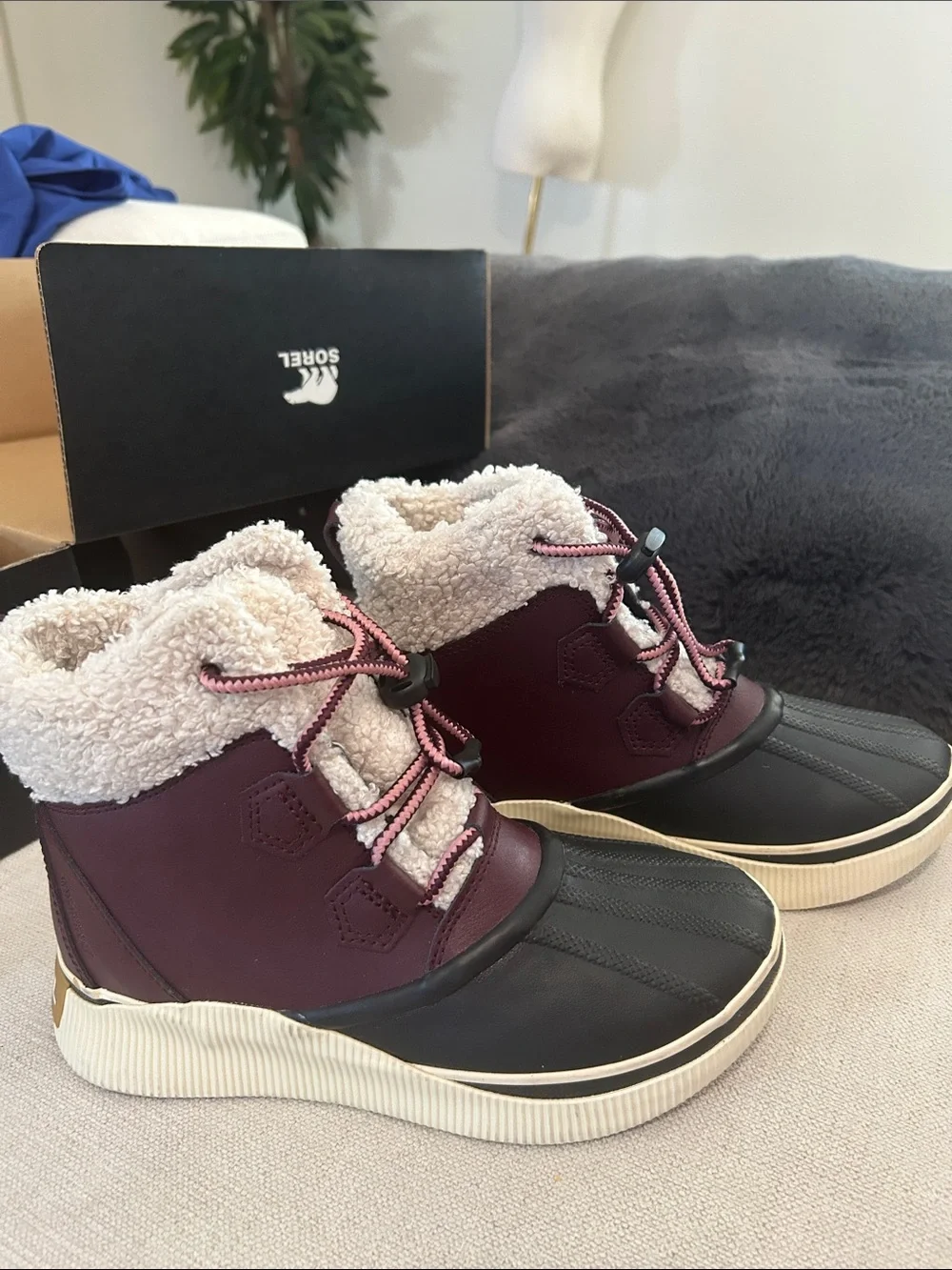 Sorel Out N About IV Chillz Big Kids boots, plum/black colorway, Size 6, NWOT